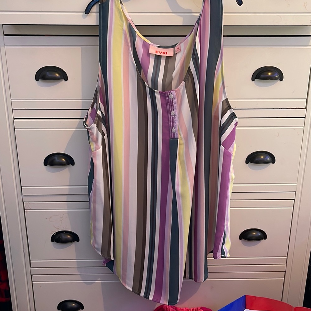 This tank shirt, it is an XL  its brand is EVRI